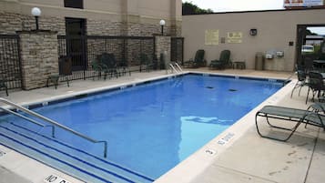 Una piscina al aire libre de temporada