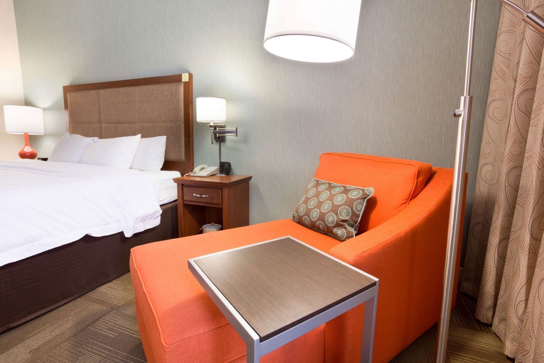 Luxe beddengoed, een kluis op de kamer, een bureau, een laptopwerkplek