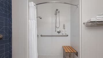 Chambre, 2 grands lits (Mobility & Hearing, Roll-in Shower) | Salle de bain | Articles de toilette (gratuits), séchoir à cheveux, serviettes fournies