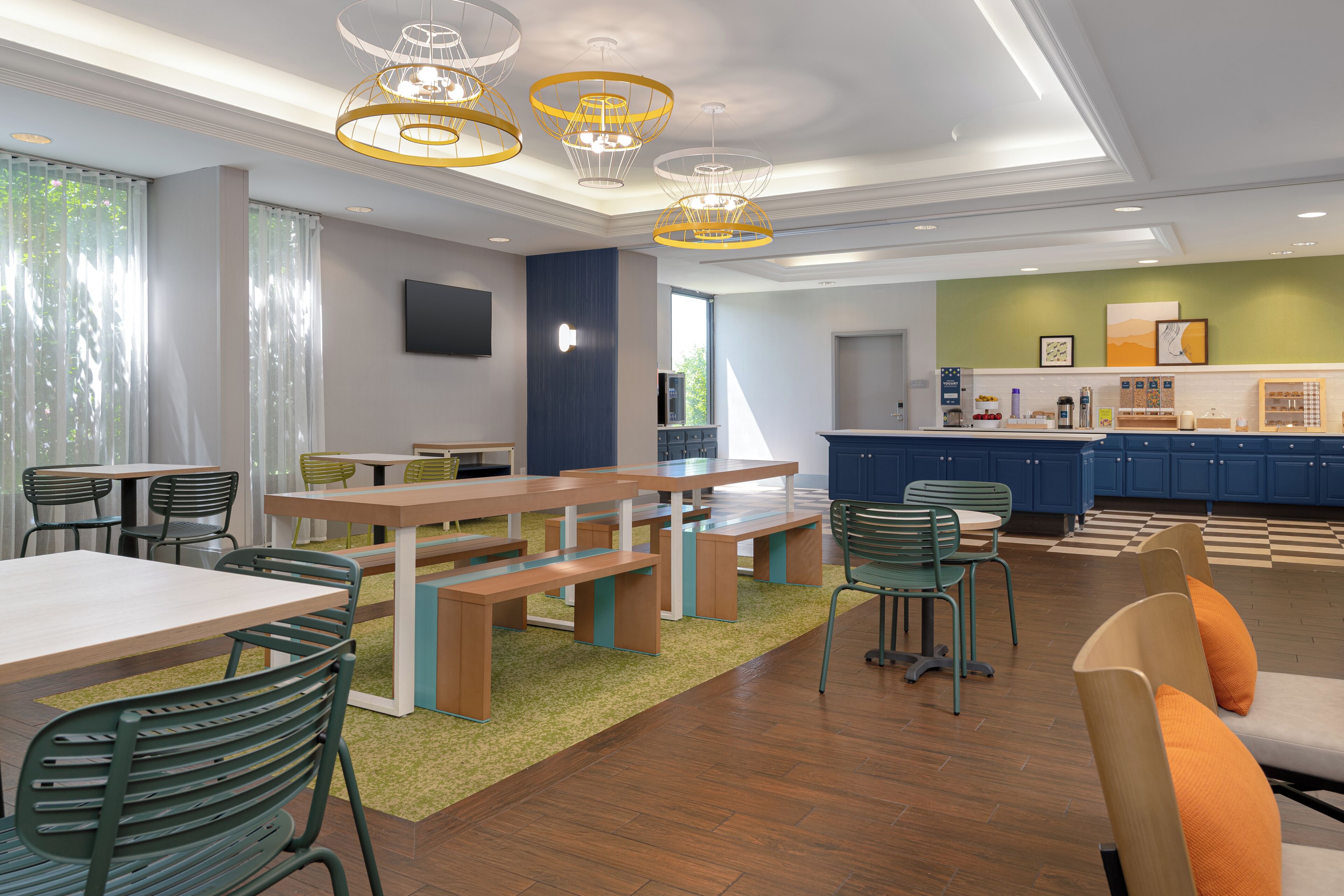 Free daily continental breakfast