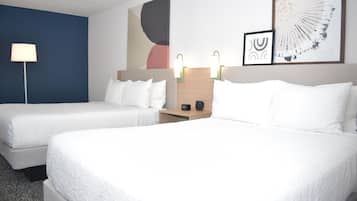 Ropa de cama de alta calidad y caja de seguridad en la habitación