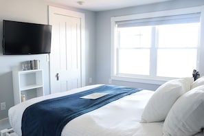 Seaside Queen | Premium bedding, individually decorated, individually furnished