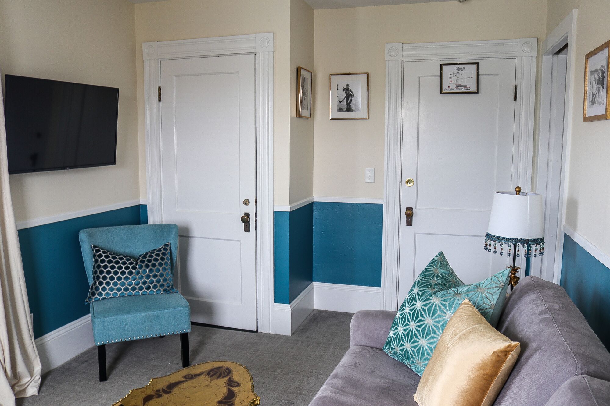 410 rockport suite | living area | 40-inch flat-screen tv with cable channels, tv, books