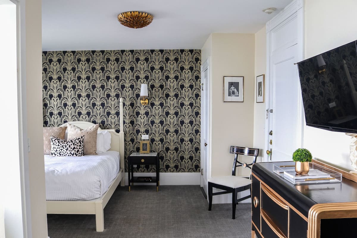 Balcony Queen | Premium bedding, individually decorated, individually furnished