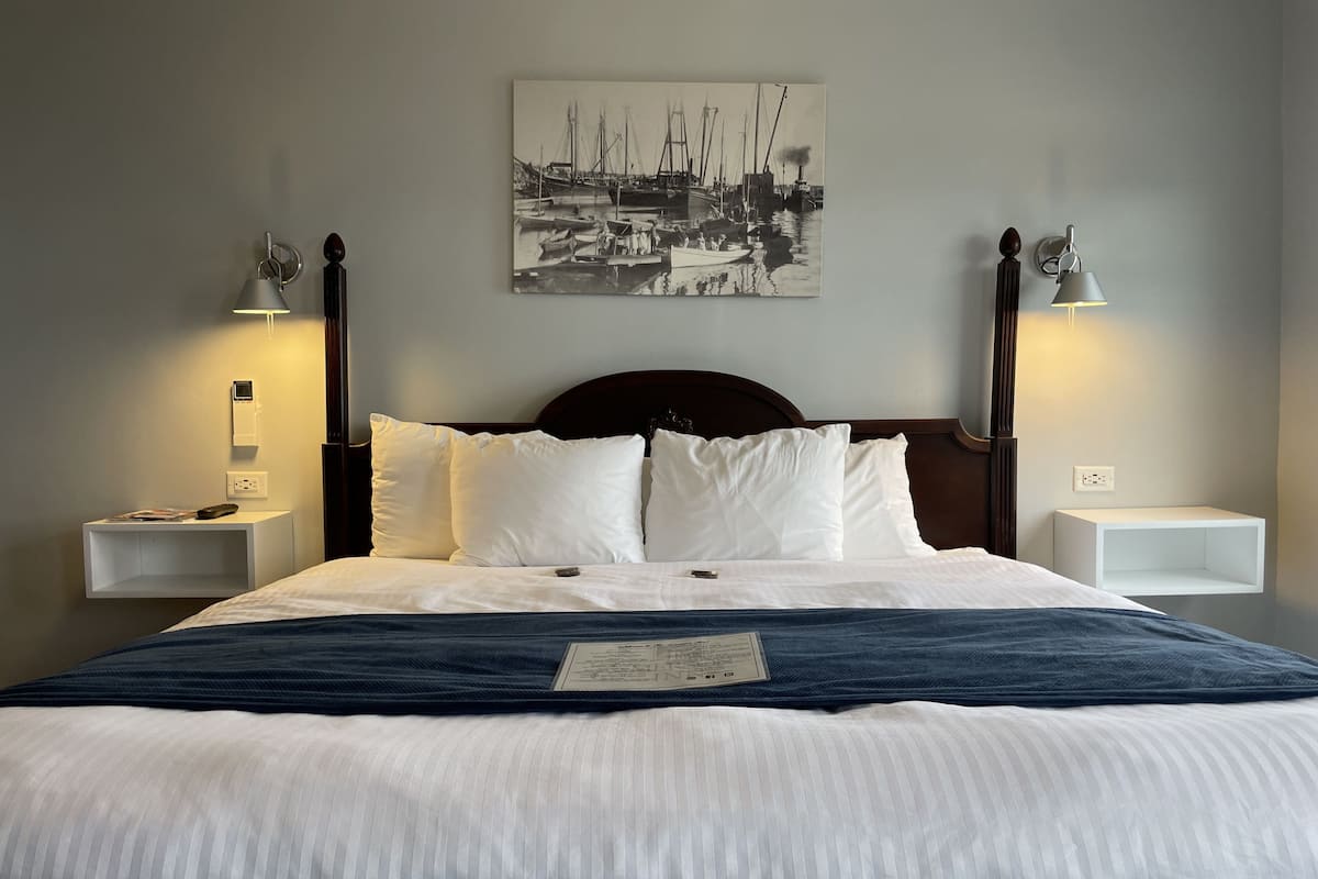 Seaside King | Premium bedding, individually decorated, individually furnished