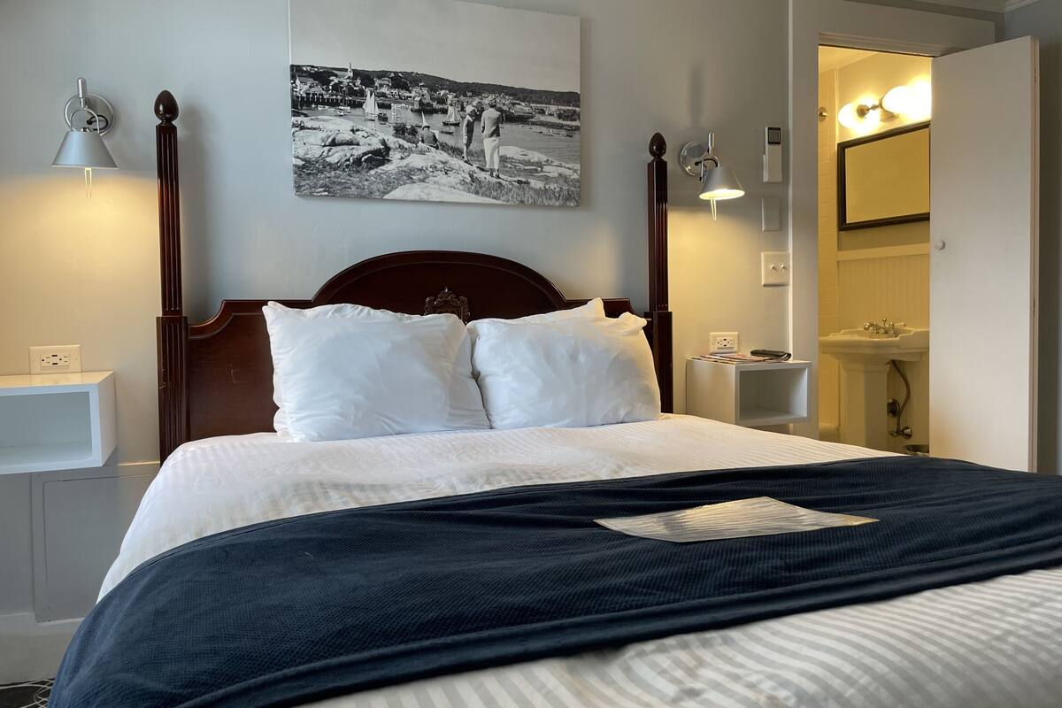 206 charming queen | 1 bedroom, premium bedding, individually decorated