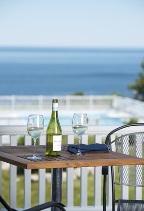 Dinner served, beach views - Emerson Inn (Rockport)