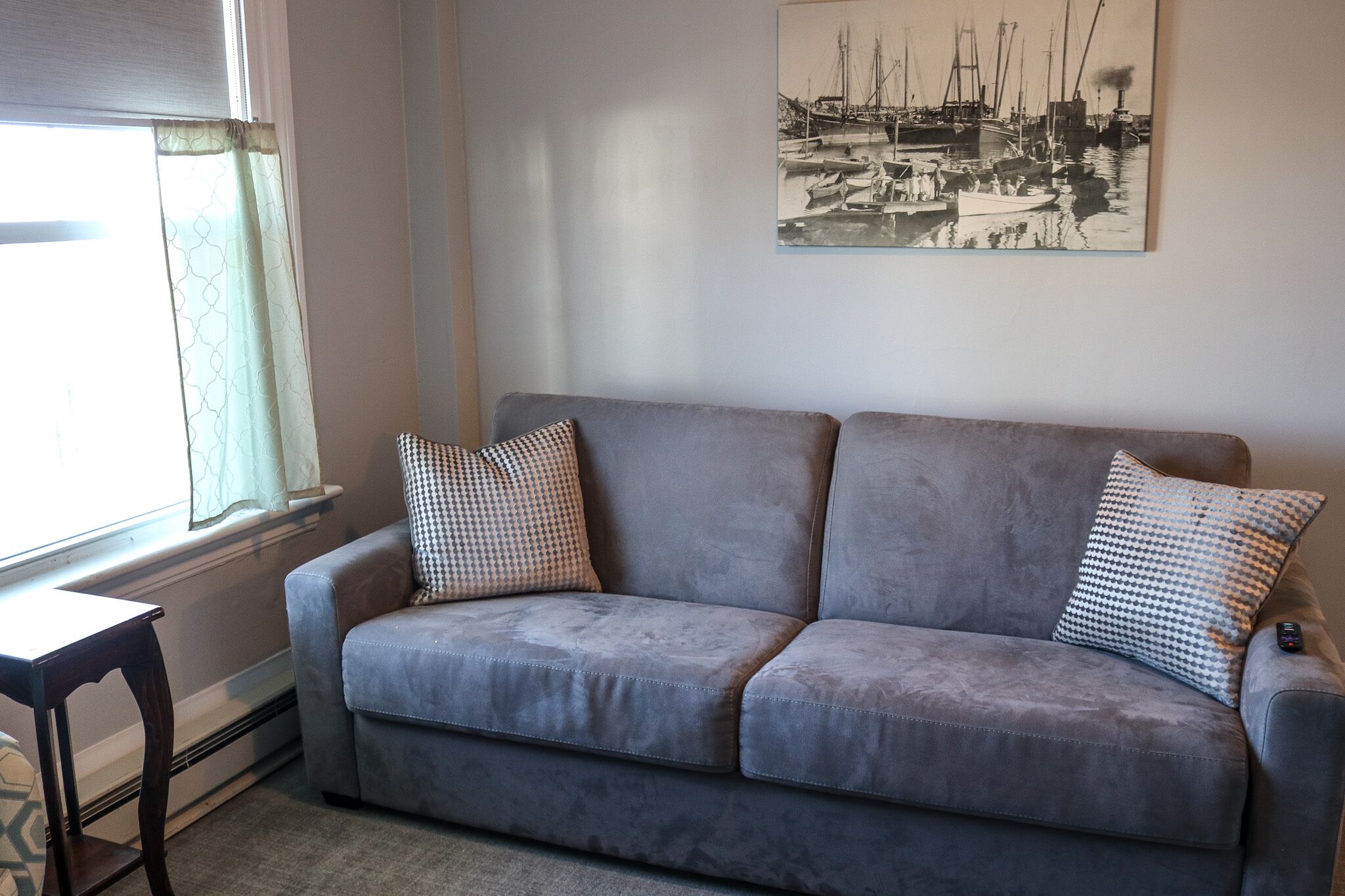 101 rockport suite | living area | 40-inch flat-screen tv with cable channels, tv, books