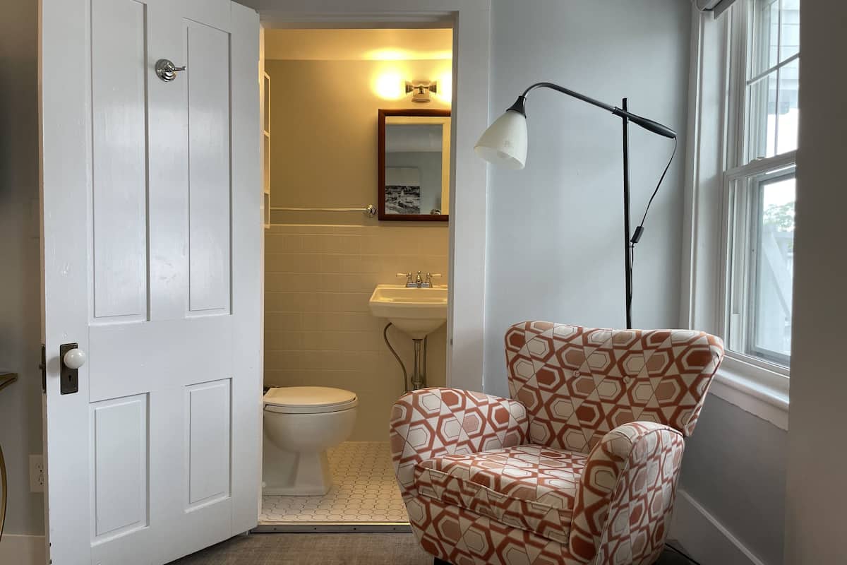 204 charming queen | bathroom | combined shower/bathtub, designer toiletries, hair dryer, bathrobes