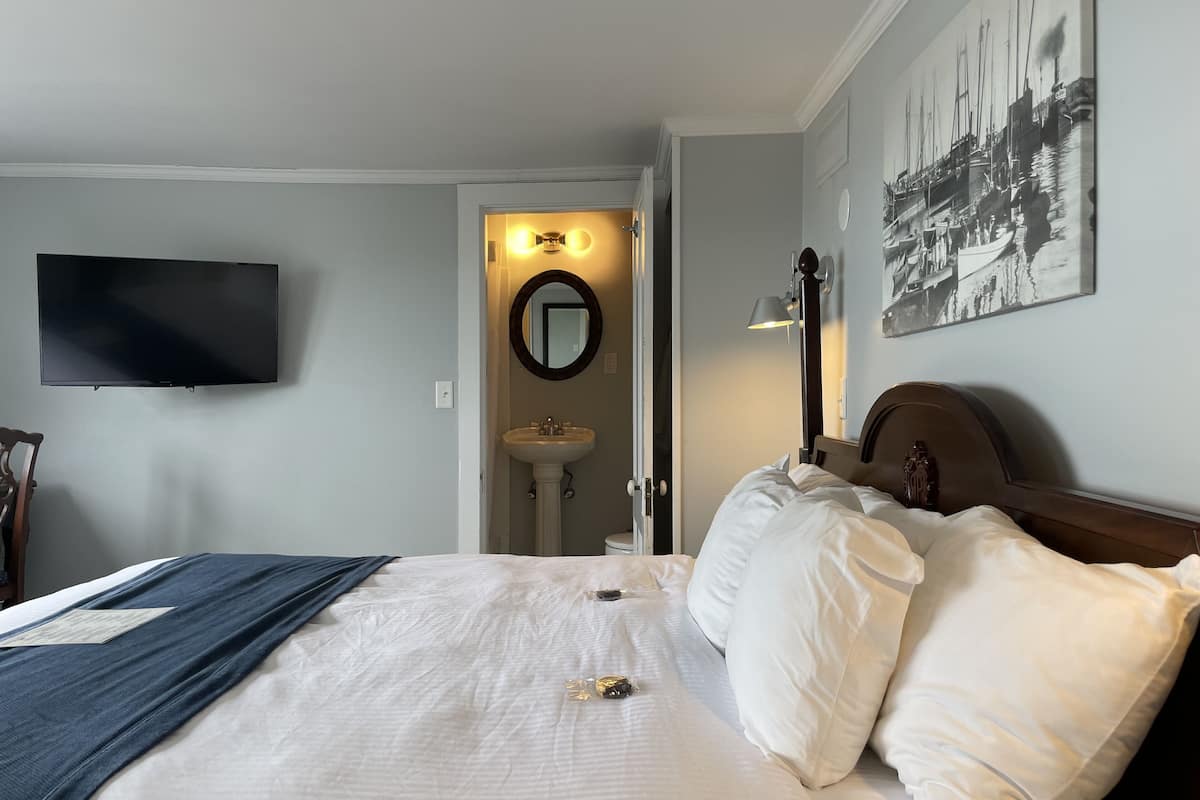 305 seaside king | 1 bedroom, premium bedding, individually decorated