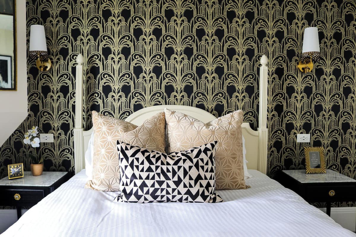 Balcony Queen | Premium bedding, iron/ironing board, WiFi (free), individually decorated