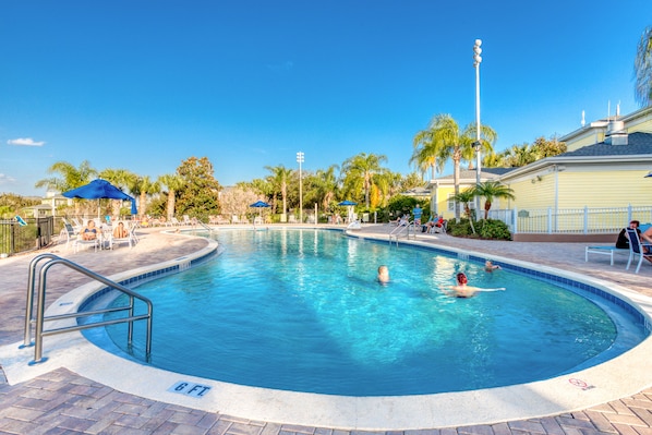 4 outdoor pools, pool umbrellas, sun loungers