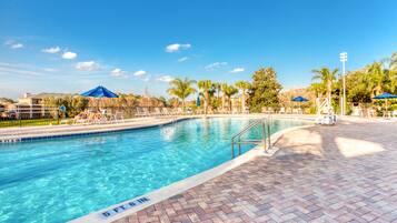 4 piscinas al aire libre, sombrillas, sillones reclinables de piscina