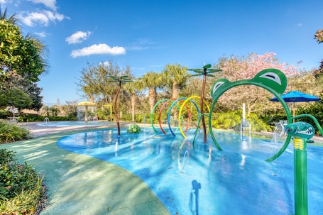 4 piscinas al aire libre, sombrillas, sillones reclinables de piscina
