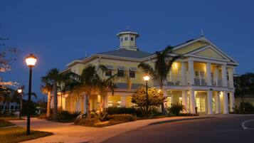 Fachada de la propiedad por la tarde o noche