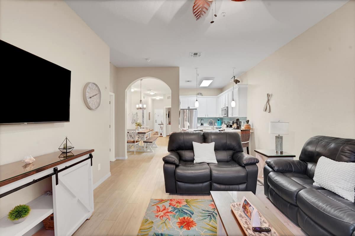 Classic Apartment, 3 Bedrooms, Lakeside | Front of property