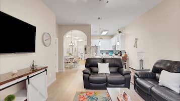 Classic Apartment, 3 Bedrooms, Lakeside | Front of property