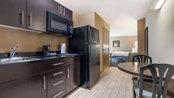 Kühlschrank, Mikrowelle, Wasserkocher mit Kaffee-/Teezubehör