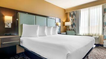 Een bureau, een laptopwerkplek, verduisterende gordijnen