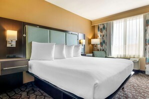 办公桌、笔记本电脑工作区、遮光窗帘、熨斗/熨衣板