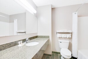 Combined shower/bathtub, rainfall showerhead, free toiletries