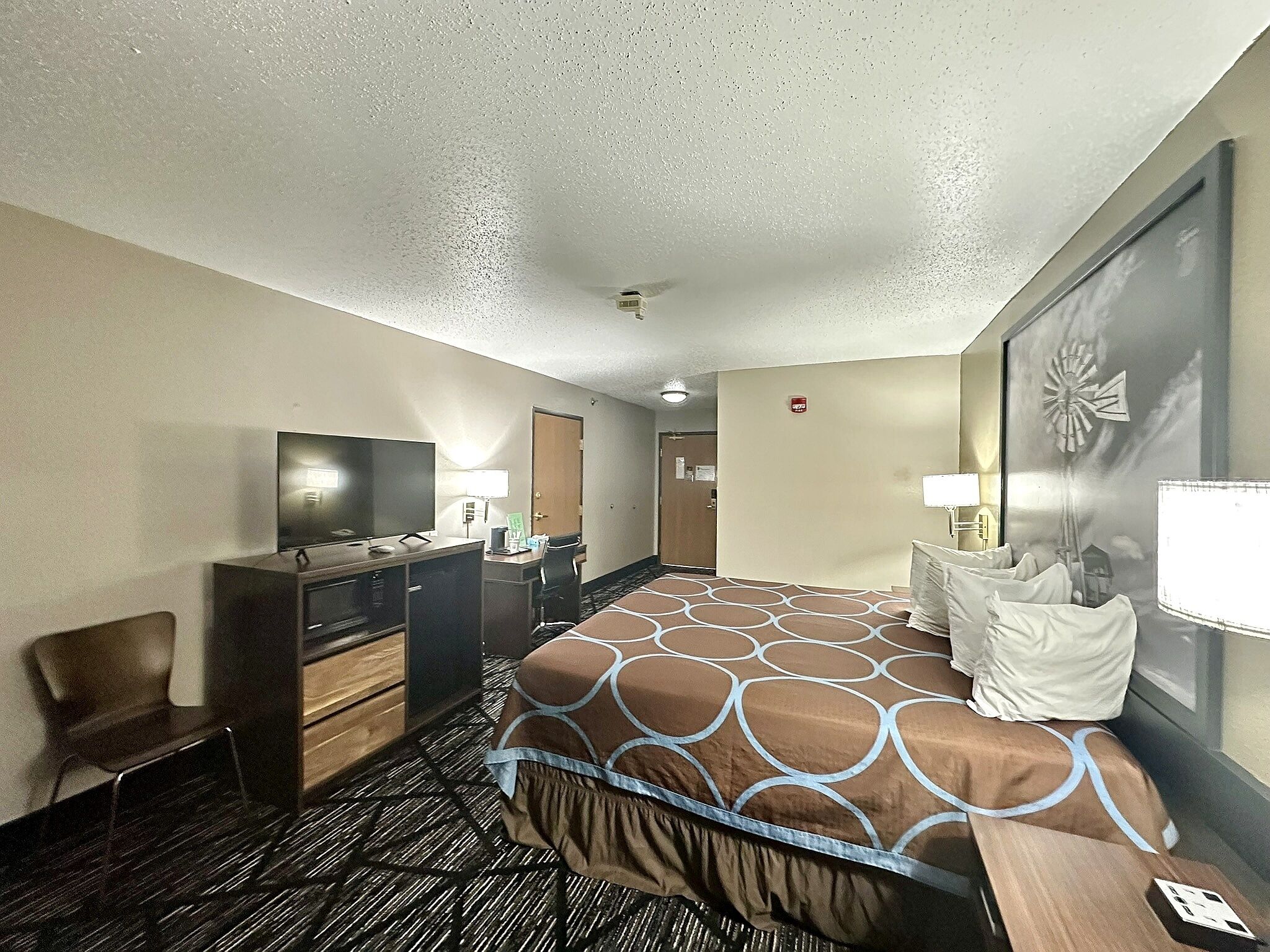 Phòng, 1 giường cỡ king, phù hợp cho người khuyết tật, không hút thuốc | Trang trí khác biệt, trang bị nội thất với thiết kế riêng biệt, bàn 