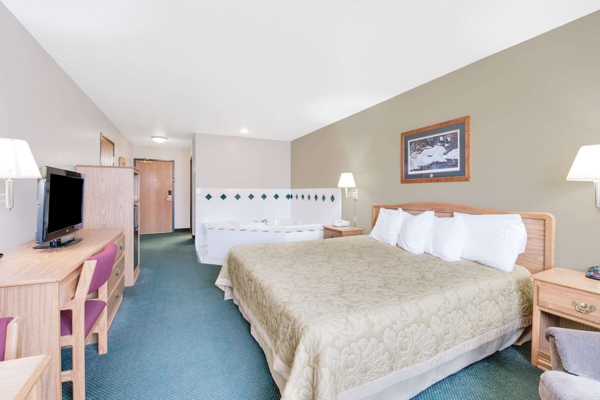 Studio Suite, 1 King Bed, Non Smoking | Individually decorated, individually furnished, desk, blackout drapes