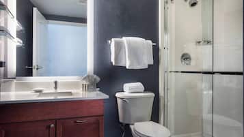Combined shower/tub, free toiletries, hair dryer, towels