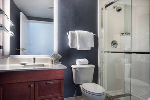 Bañera con ducha, artículos de tocador gratuitos, secador de pelo