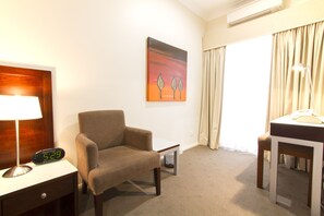 Executive Queen | Living area