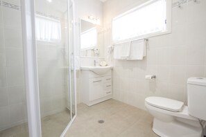 Habitación ejecutiva, 1 cama Queen size | Baño | Amenidades de baño gratuitas, secadora de cabello, toallas 
