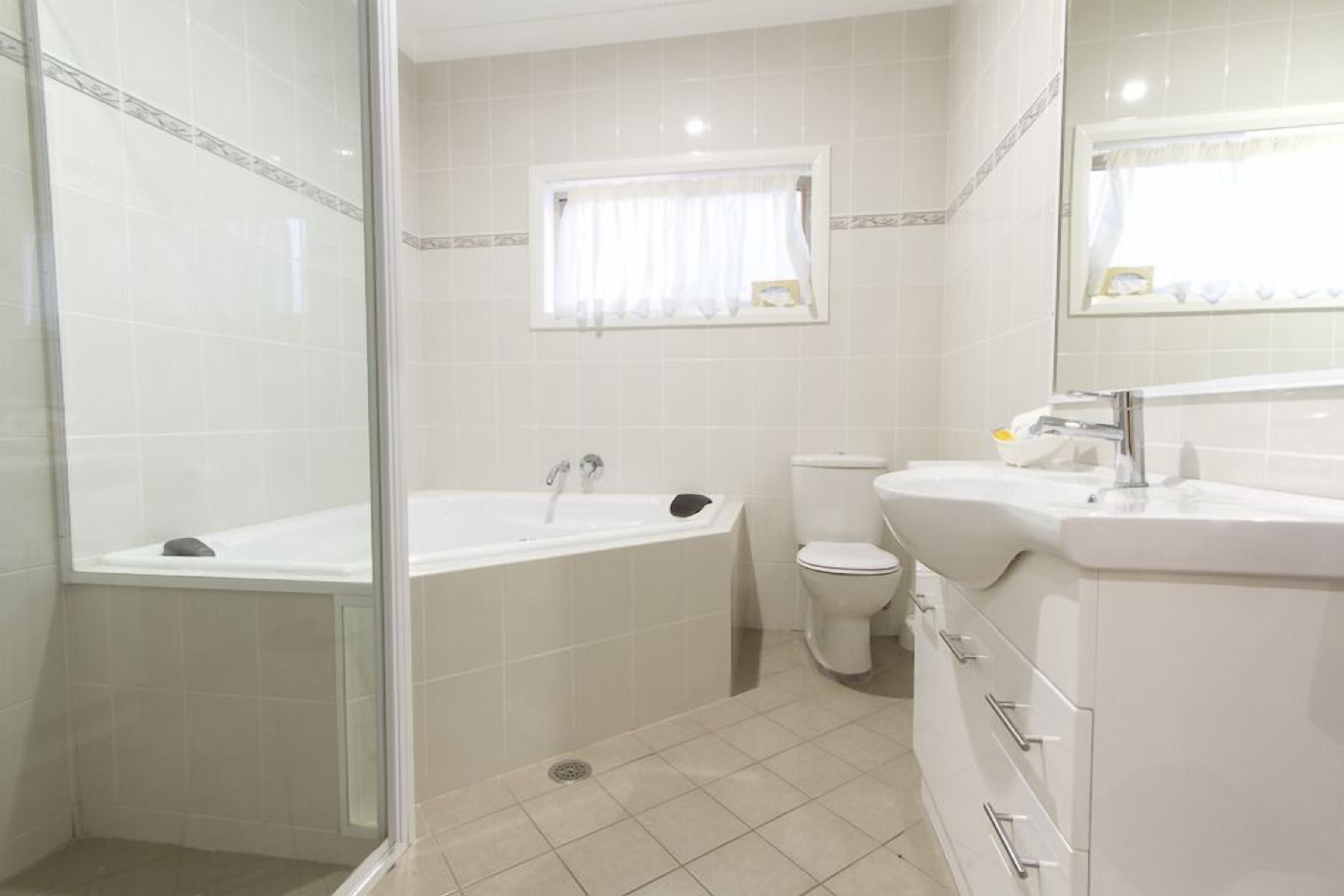 executive spa | bathroom | free toiletries, hair dryer, towels