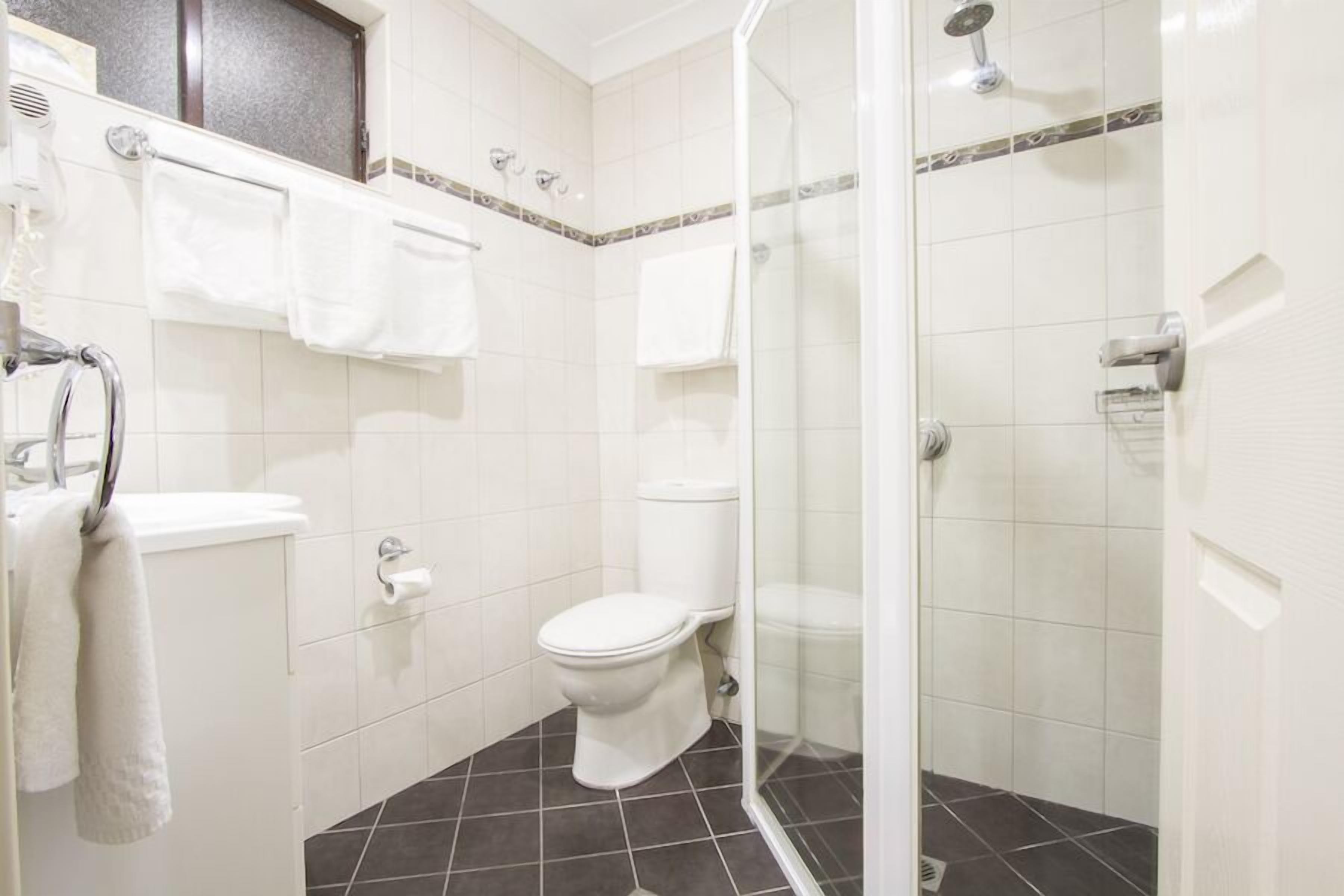 deluxe queen | bathroom | free toiletries, hair dryer, towels
