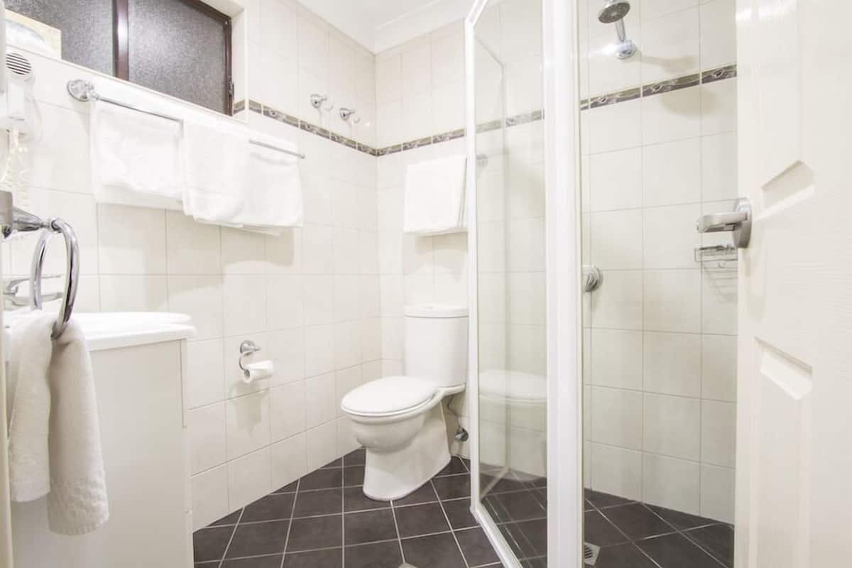 deluxe queen | bathroom | free toiletries, hair dryer, towels