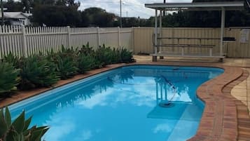 Una piscina al aire libre