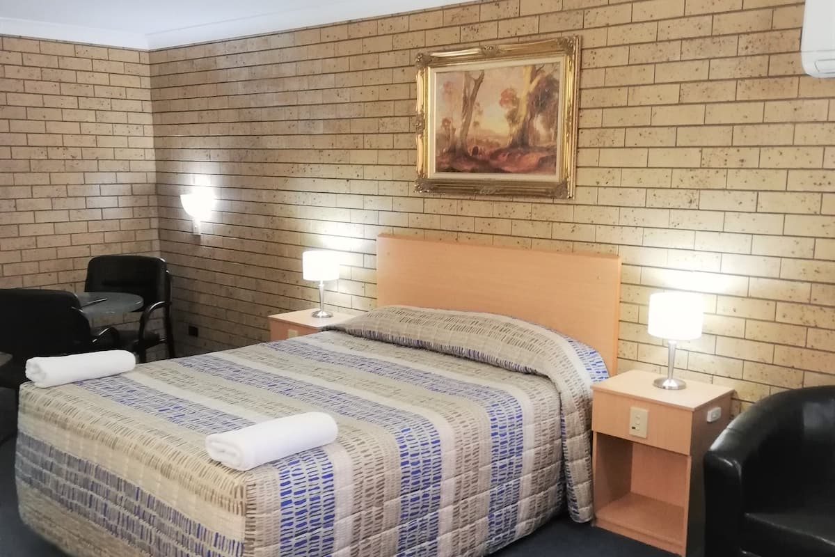 Camera Deluxe, 1 letto queen (Ground Floor) | Una scrivania, ferro/asse da stiro, Wi-Fi gratuito, lenzuola