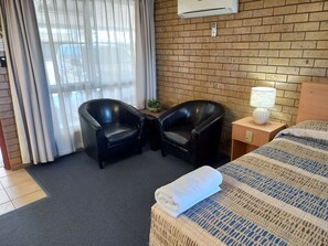 Escritorio, tabla de planchar con plancha, wifi gratis y ropa de cama