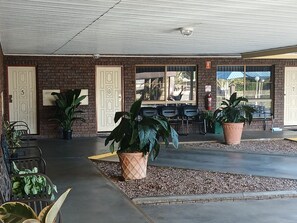 المنشأة من الخارج