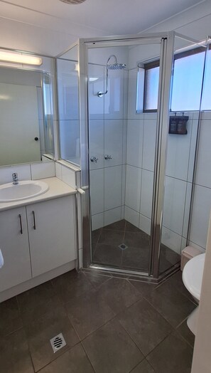 Shower, rainfall showerhead, eco-friendly toiletries, hair dryer - Macintyre Motor Inn (Goondiwindi)