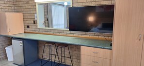 مكتب ومكواة/لوح كي وواي فاي مجانًا وملاءات أسرّة