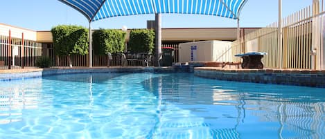 Piscine extérieure, chaises longues