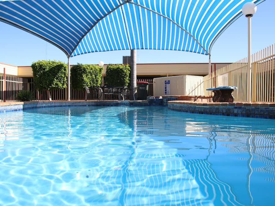 Piscine extérieure, chaises longues