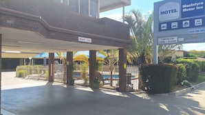 A motel with a sign indicating 2 bedroom family rooms and no vacancy. - Macintyre Motor Inn (Goondiwindi)