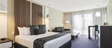 Minibaari, työpöytä, silitysrauta/-lauta, vauvansängyt