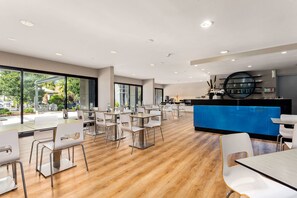 Se ofrece un desayuno bufé (28 AUD por persona)