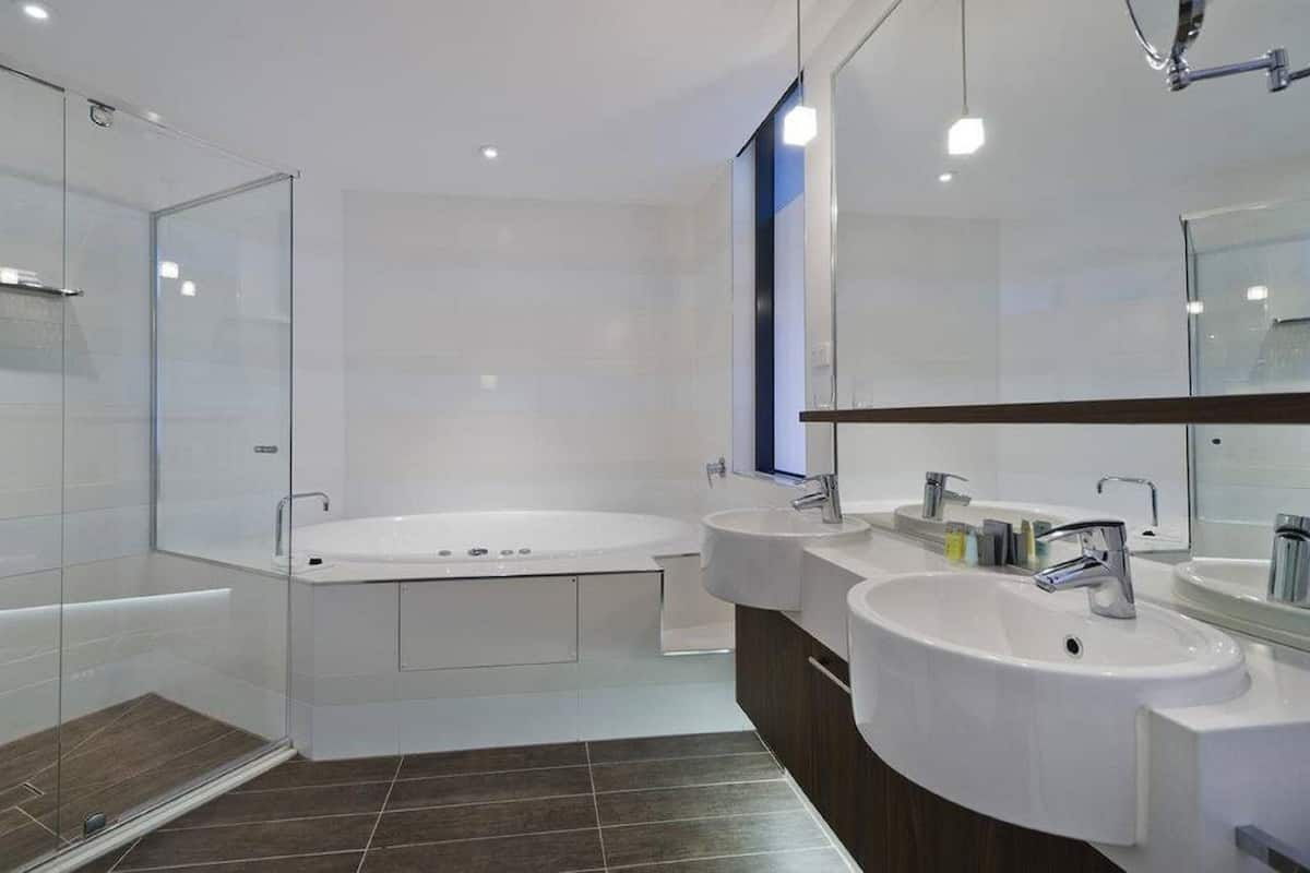 executive king spa room | bathroom | free toiletries, hair dryer, towels