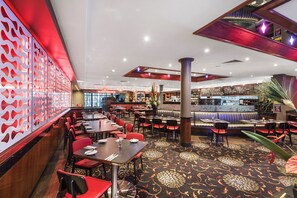 2 restoran; melayani sarapan, makan siang, dan makan malam