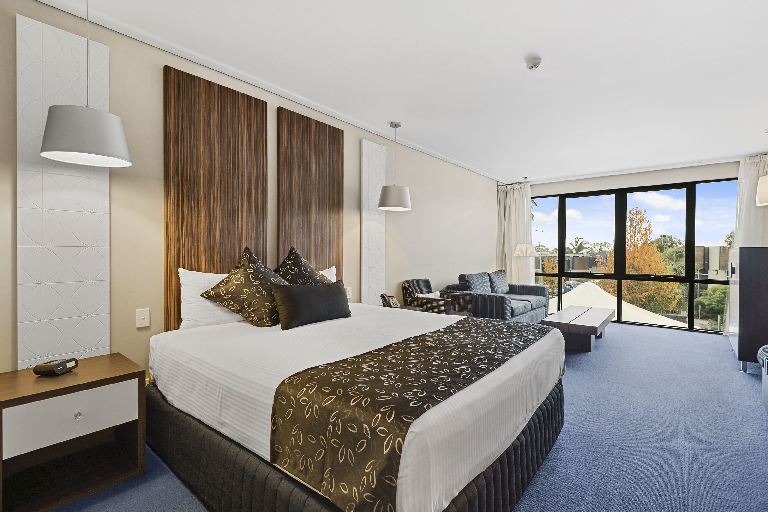 executive king spa room | minibar, desk, iron/ironing board, cots/infant beds