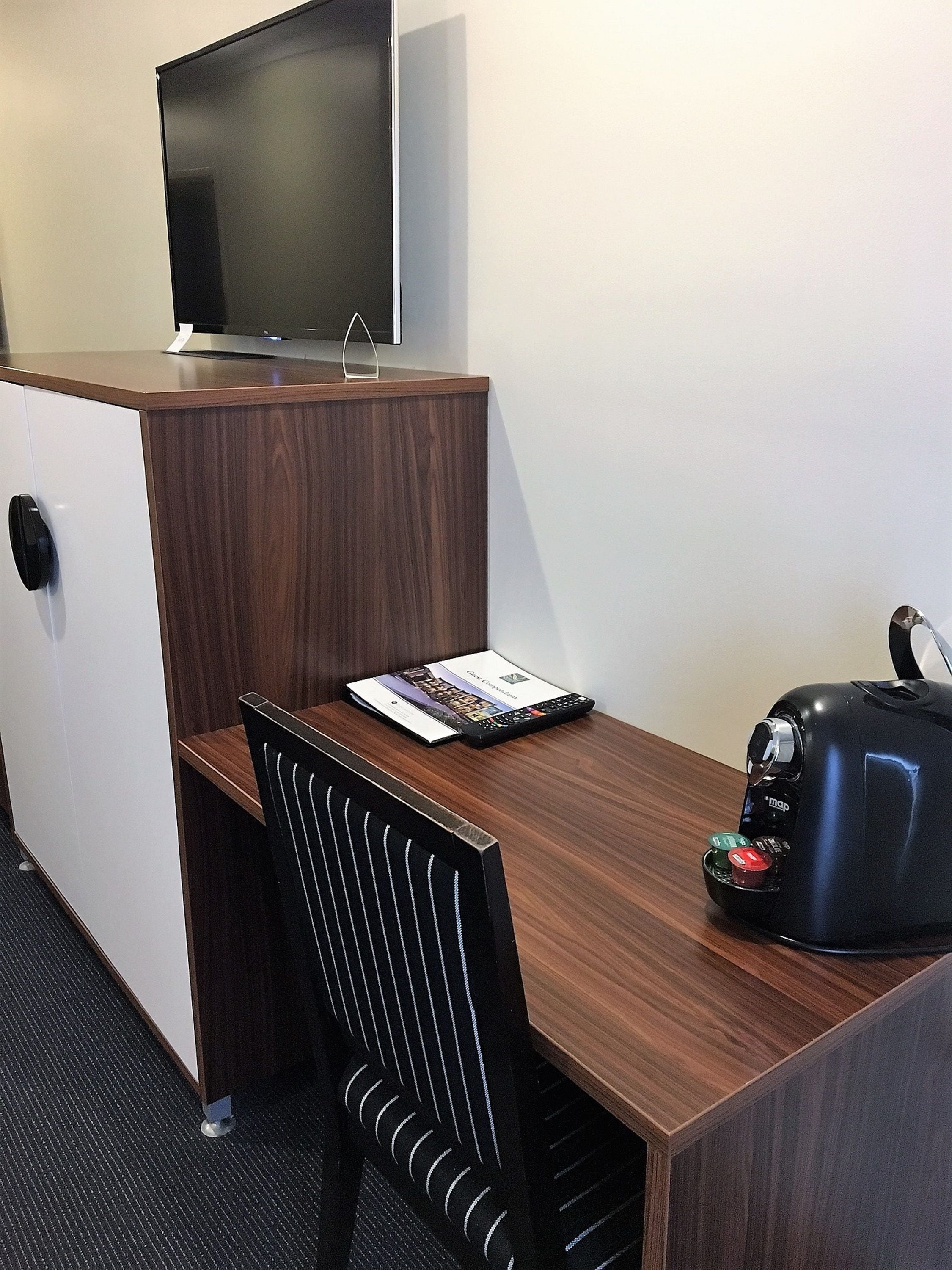 minibar, desk, iron/ironing board, cots/infant beds