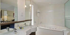 Kamar Eksekutif, 1 Tempat Tidur King, jet tub (SPA) | Kamar mandi | Perlengkapan mandi gratis, pengering rambut,  dan handuk